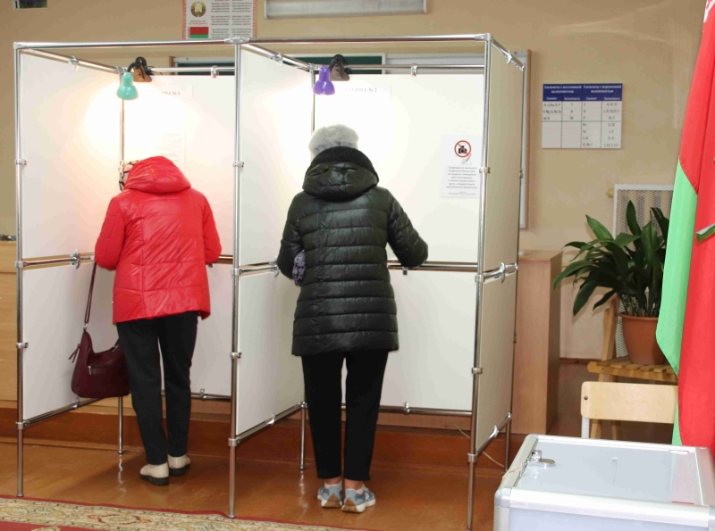 От мала до велика: костюковчане разных возрастов посещают участок для голосования в средней школе №1 От мала до велика: костюковчане разных возрастов посещают участок для голосования в средней школе №1