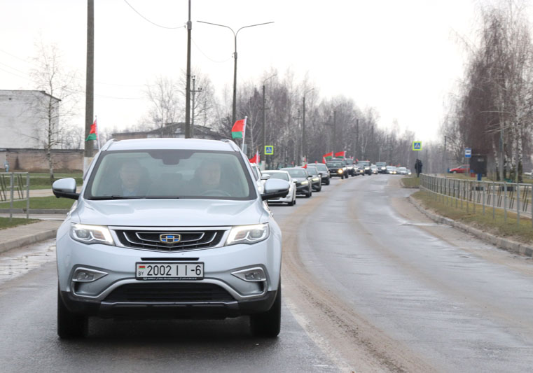 В Костюковичах с центральной площади стартовал автопробег в поддержку Президента Республики Беларусь Александра Лукашенко