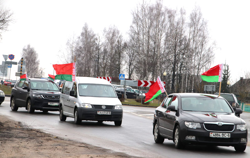 В Костюковичах с центральной площади стартовал автопробег в поддержку Президента Республики Беларусь Александра Лукашенко