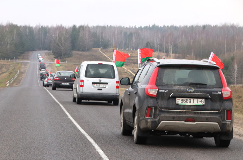 В Костюковичах с центральной площади стартовал автопробег в поддержку Президента Республики Беларусь Александра Лукашенко