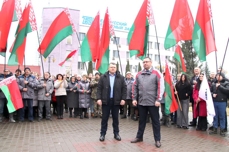 В Костюковичах с центральной площади стартовал автопробег в поддержку Президента Республики Беларусь Александра Лукашенко