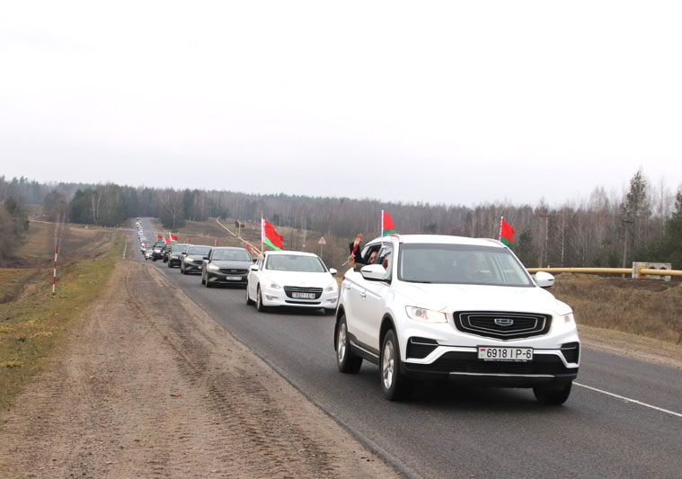 В Костюковичах с центральной площади стартовал автопробег в поддержку Президента Республики Беларусь Александра Лукашенко