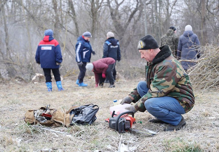 Жители деревни Липовка дружно открыли сезон субботников