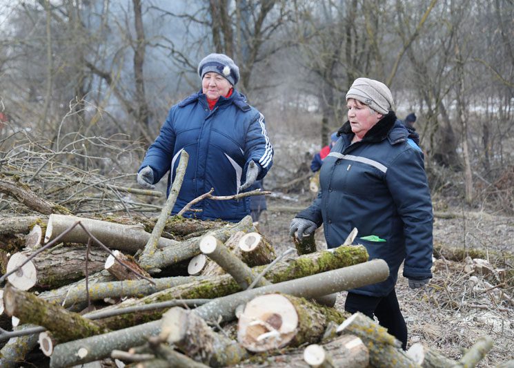 Жители деревни Липовка дружно открыли сезон субботников