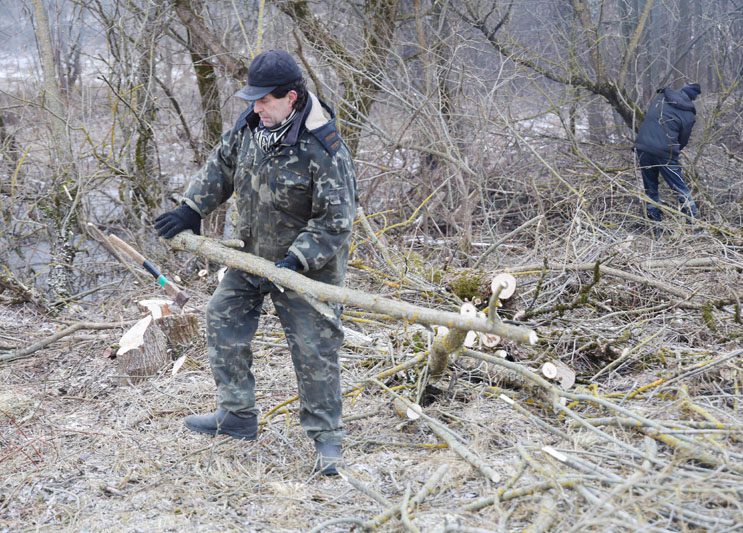 Жители деревни Липовка дружно открыли сезон субботников