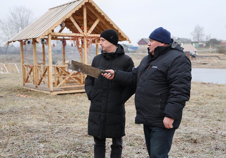 Жители деревни Липовка дружно открыли сезон субботников