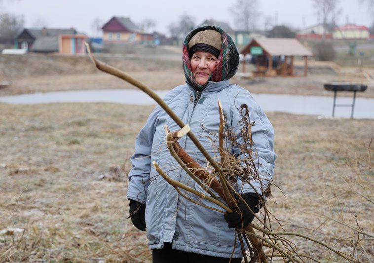Жители деревни Липовка дружно открыли сезон субботников