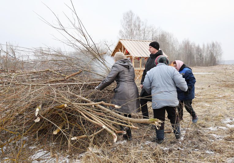 Жители деревни Липовка дружно открыли сезон субботников