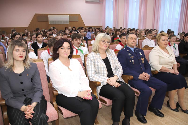 "Пропуск во взрослую жизнь": юные костюковчане в торжественной обстановке получили паспорта