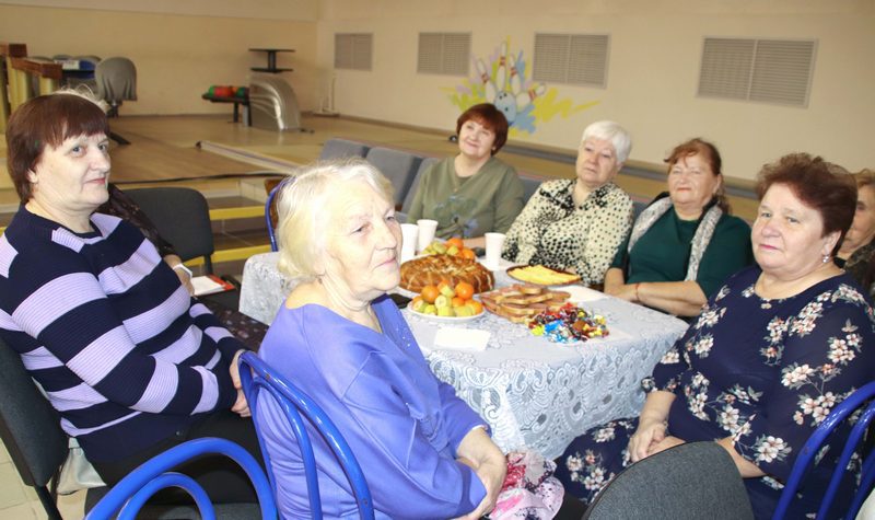 С наступающим Днем женщин поздравили ветеранов труда Костюковщины