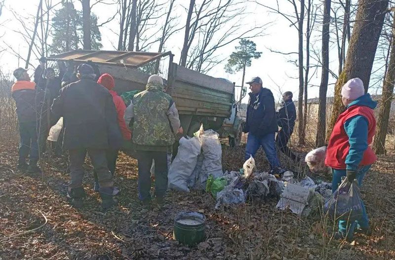 Депутаты Новосамотевичского сельсовета вместе с жителями наводят порядок на земле