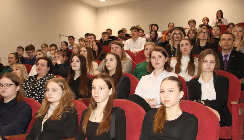 Глава района Вячеслав Моксачев провел встречу с молодежью Глава района Вячеслав Моксачев провел встречу с молодежью