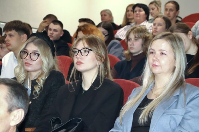 Глава района Вячеслав Моксачев провел встречу с молодежью Глава района Вячеслав Моксачев провел встречу с молодежью