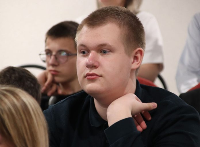 Глава района Вячеслав Моксачев провел встречу с молодежью Глава района Вячеслав Моксачев провел встречу с молодежью