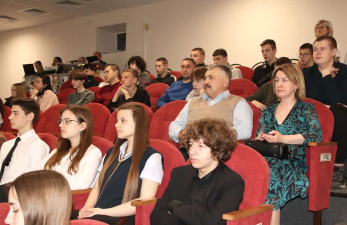 Глава района Вячеслав Моксачев провел встречу с молодежью Глава района Вячеслав Моксачев провел встречу с молодежью