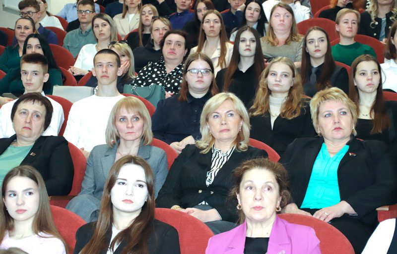 Встреча депутатов Палаты представителей Национального собрания Республики Беларусь Александры Михеенко и Олега Гайдукевича прошла в Костюковичах