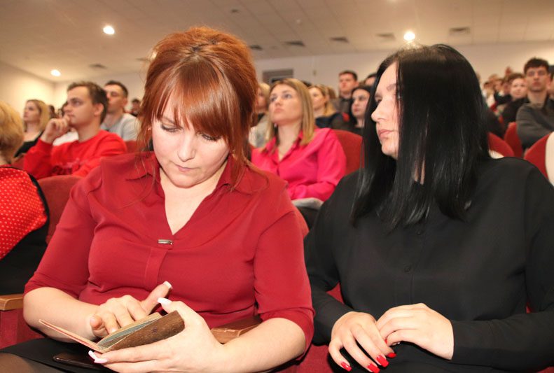 Встреча депутатов Палаты представителей Национального собрания Республики Беларусь Александры Михеенко и Олега Гайдукевича прошла в Костюковичах