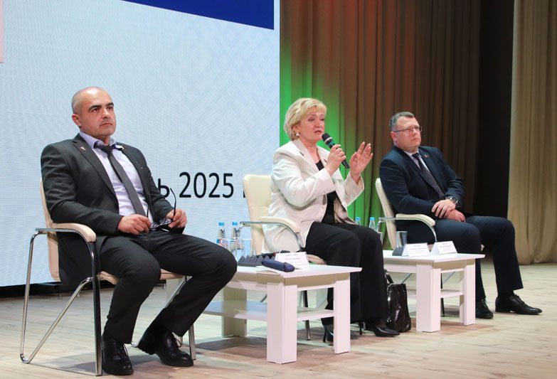 Встреча депутатов Палаты представителей Национального собрания Республики Беларусь Александры Михеенко и Олега Гайдукевича прошла в Костюковичах