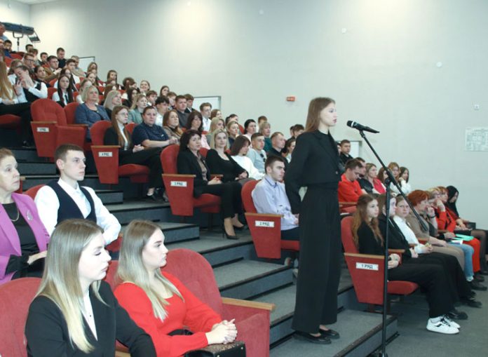 Глава района Вячеслав Моксачев провел встречу с молодежью Глава района Вячеслав Моксачев провел встречу с молодежью