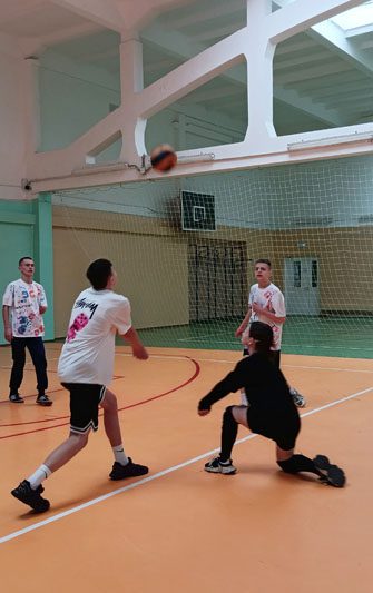 Дружеский турнир по волейболу прошел в средней школе №4