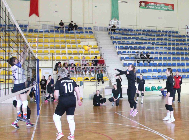 Костюковичские волейболистки стали победителями открытого турнира по волейболу