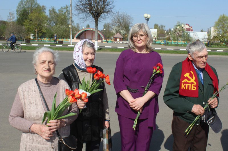 В Костюковичах 22 апреля прошел митинг и возложение цветов к памятнику В. И. Ленину В Костюковичах 22 апреля прошел митинг и возложение цветов к памятнику В. И. Ленину