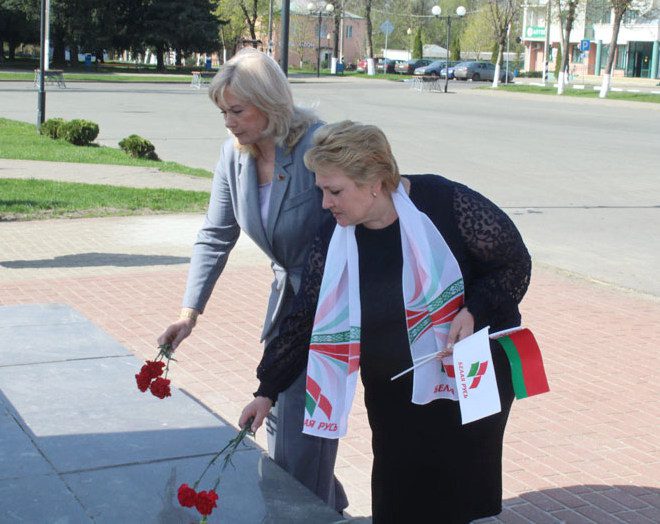 В Костюковичах 22 апреля прошел митинг и возложение цветов к памятнику В. И. Ленину В Костюковичах 22 апреля прошел митинг и возложение цветов к памятнику В. И. Ленину