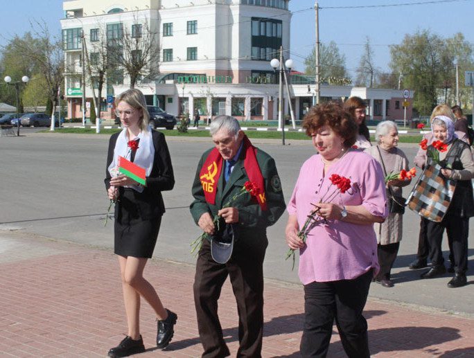 В Костюковичах 22 апреля прошел митинг и возложение цветов к памятнику В. И. Ленину В Костюковичах 22 апреля прошел митинг и возложение цветов к памятнику В. И. Ленину