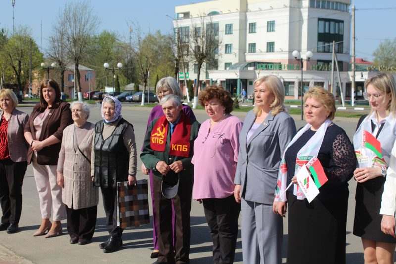 В Костюковичах 22 апреля прошел митинг и возложение цветов к памятнику В. И. Ленину В Костюковичах 22 апреля прошел митинг и возложение цветов к памятнику В. И. Ленину