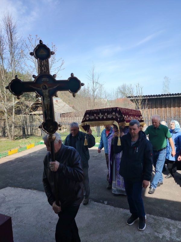 В Великую Страстную пятницу в храмах Костюковичского района вынесли Плащаницу