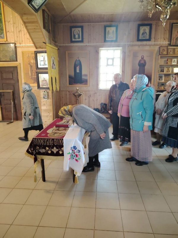 В Великую Страстную пятницу в храмах Костюковичского района вынесли Плащаницу