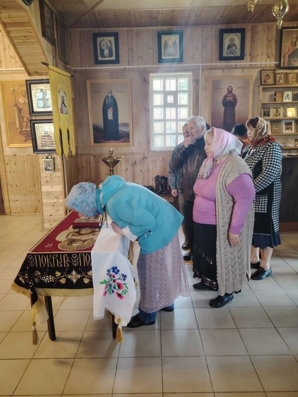 В Великую Страстную пятницу в храмах Костюковичского района вынесли Плащаницу