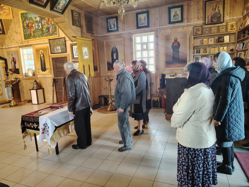 В Великую Страстную пятницу в храмах Костюковичского района вынесли Плащаницу