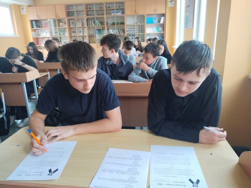 Что написано пером. Костюковичские учащиеся принимают участие в "Диктанте Победы" Что написано пером. Костюковичские учащиеся принимают участие в "Диктанте Победы"