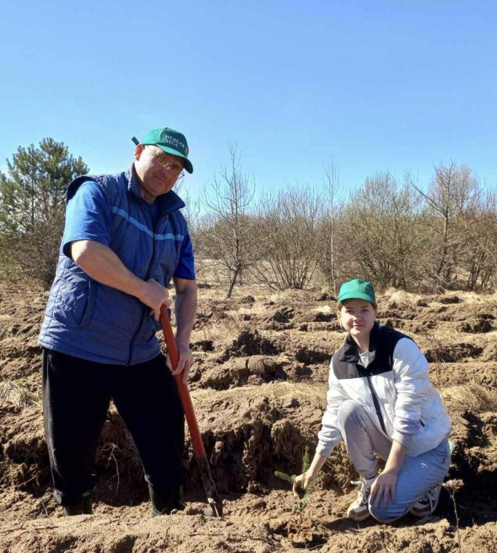 К добровольной общественной акции «Дай лесу новае жыццё!» присоединились школьники Белодубровской средней школы