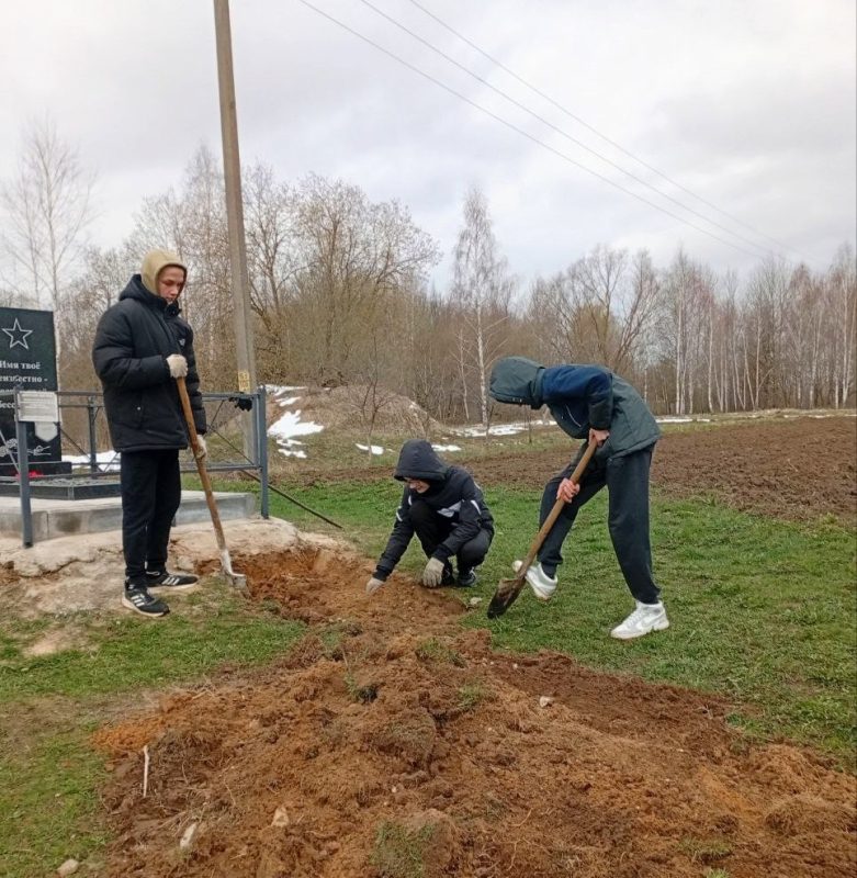Не словом, а делом. Жители Муравилья подают пример заботы об исторической памяти