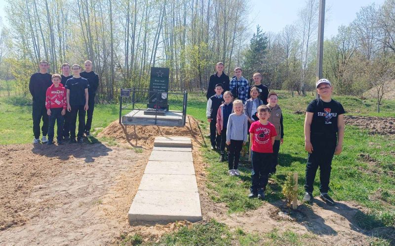 Не словом, а делом. Жители Муравилья подают пример заботы об исторической памяти