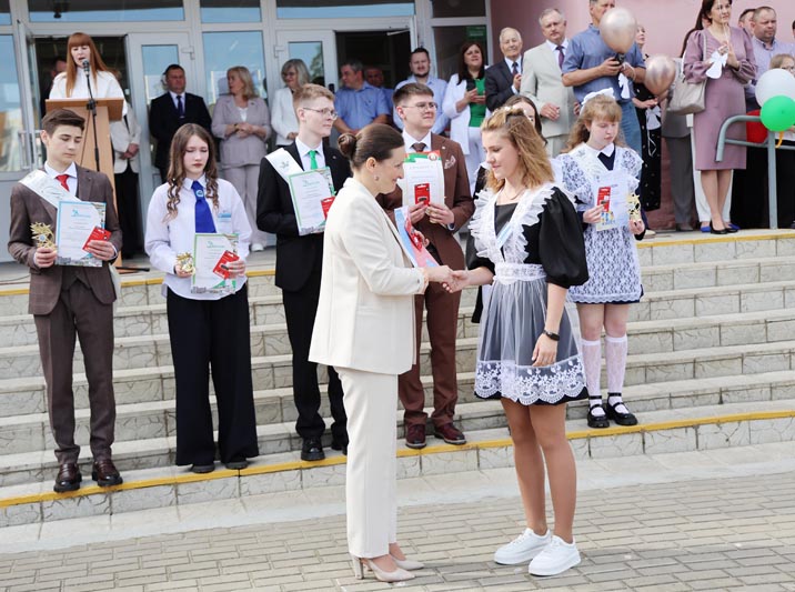 В этом году Костюковичскую районную гимназию покидают 33 выпускника