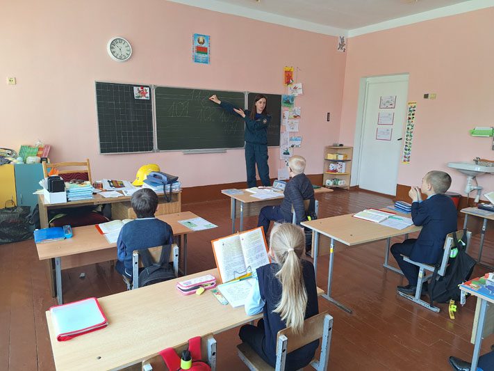 Юных жителей Муравилья спасатели обучили правилам безопасности Юных жителей Муравилья спасатели обучили правилам безопасности