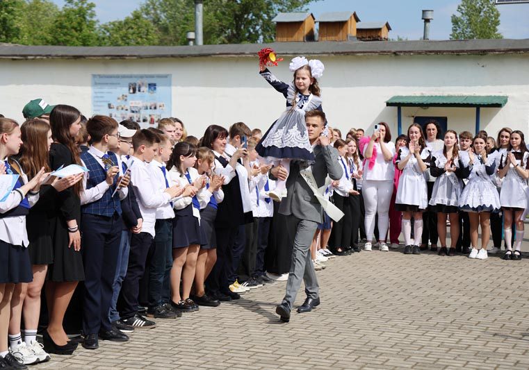 В этом году Костюковичскую районную гимназию покидают 33 выпускника