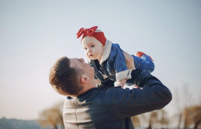 В Беларуси хотят ввести оплачиваемый отпуск для отцов