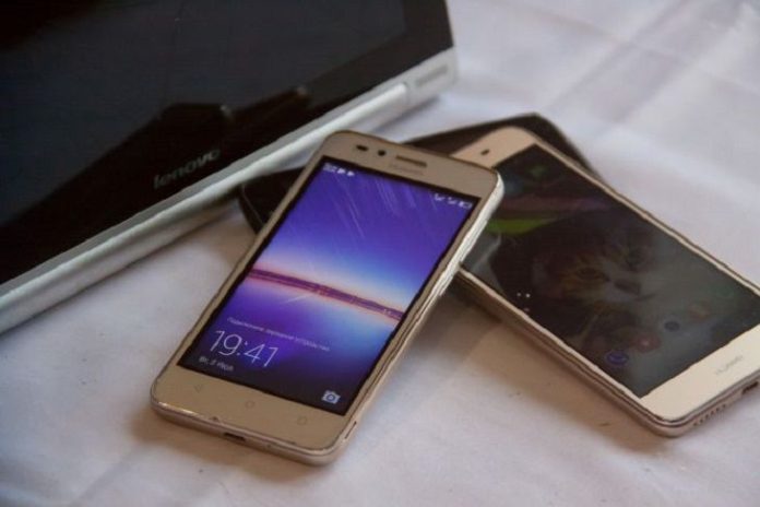 Запрет на смартфоны в белорусских школах. Министр образования выступил с заявлением