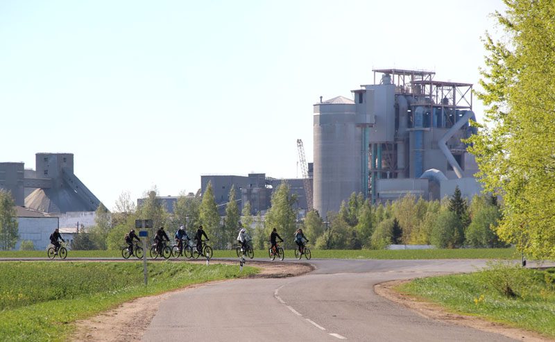 Заводчане приняли участие в велопробеге-экскурсии по местам боевой славы и воинским захоронениям