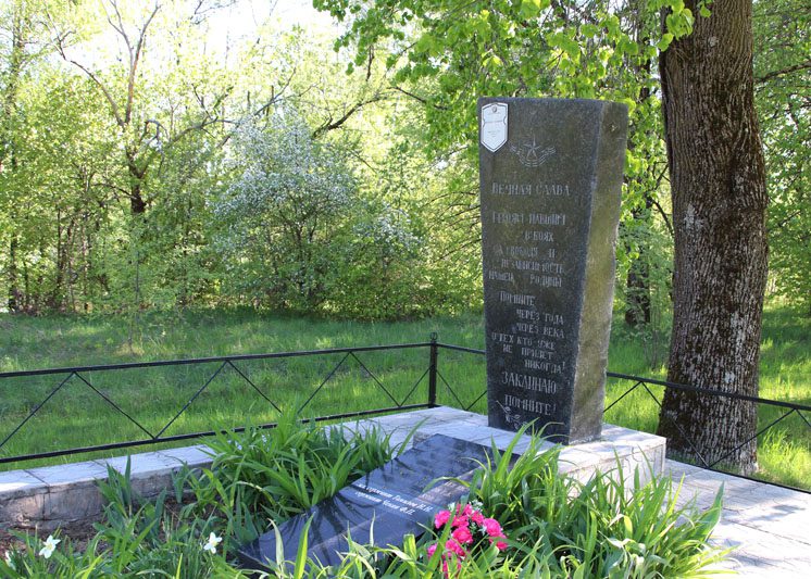 Заводчане приняли участие в велопробеге-экскурсии по местам боевой славы и воинским захоронениям