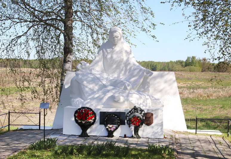 Заводчане приняли участие в велопробеге-экскурсии по местам боевой славы и воинским захоронениям