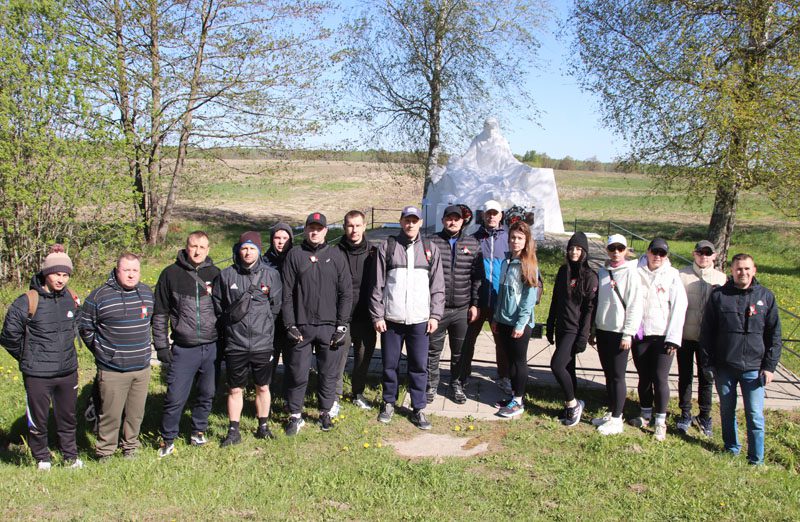 Заводчане приняли участие в велопробеге-экскурсии по местам боевой славы и воинским захоронениям