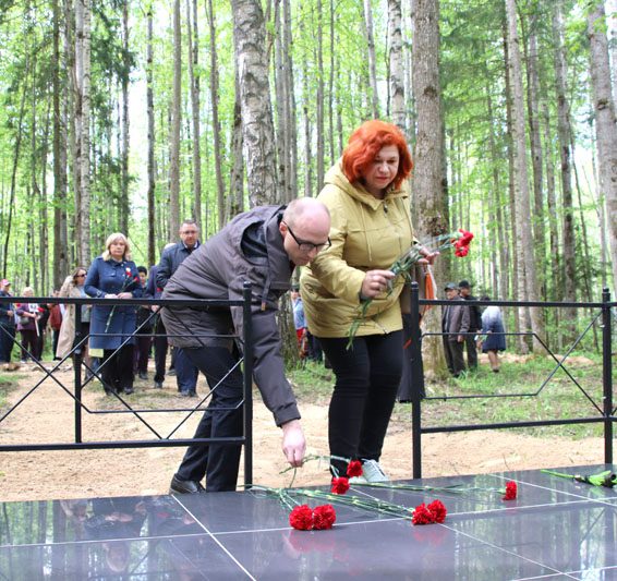 7 мая в деревне Осов открыли памятный знак в честь партизанского отряда № 45 «За Родину» 7 мая в деревне Осов открыли памятный знак в честь партизанского отряда № 45 «За Родину»