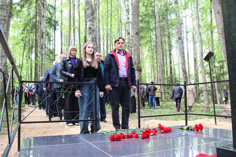 7 мая в деревне Осов открыли памятный знак в честь партизанского отряда № 45 «За Родину» 7 мая в деревне Осов открыли памятный знак в честь партизанского отряда № 45 «За Родину»