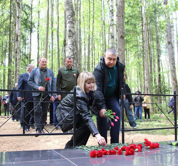 7 мая в деревне Осов открыли памятный знак в честь партизанского отряда № 45 «За Родину» 7 мая в деревне Осов открыли памятный знак в честь партизанского отряда № 45 «За Родину»