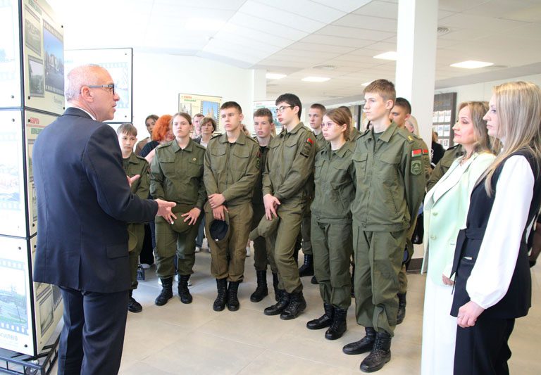 В Костюковичах открылась передвижная выставка, посвященная 80-летию Великой Победы «Беларусь непобедимая»
